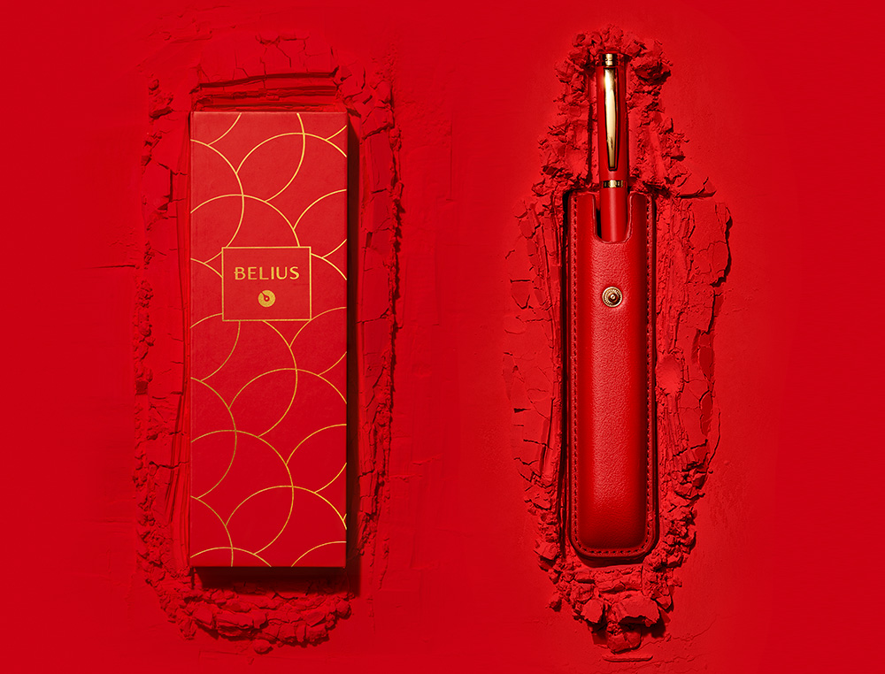 PLUMA BELIUS PASSION DOR ALUMINIO TEXTURA CEPILLADA COLOR ROJO Y DORADO TINTA AZUL CAJA DE DISEÑO