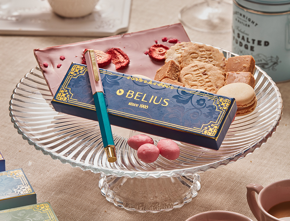 BOLIGRAFO BELIUS MACARON BLISS FORMA HEXAGONAL COLOR ROSA/ AZUL Y DORADO TINTA AZUL CAJA DE DISEÑO