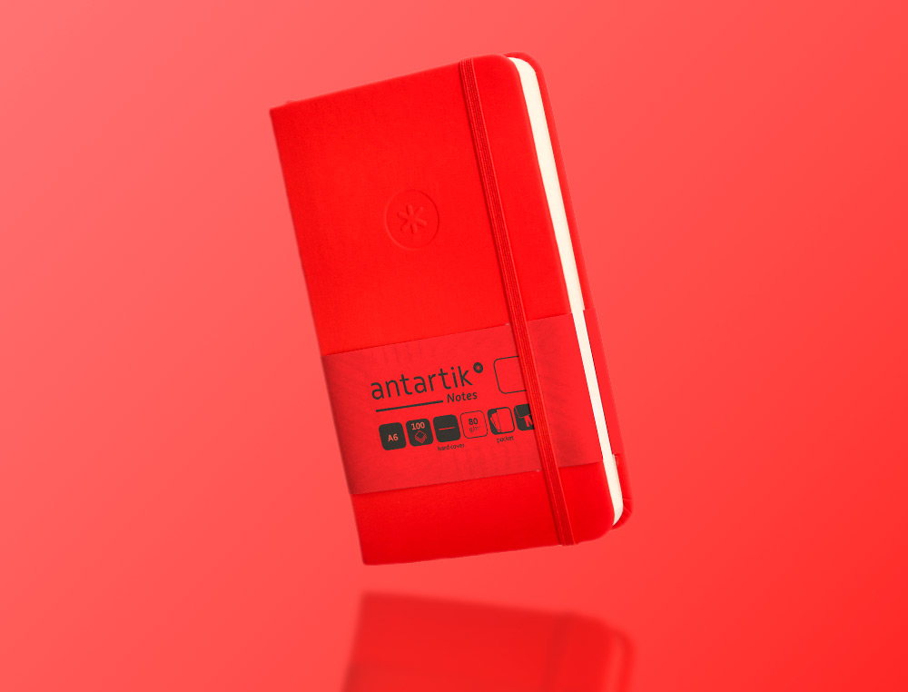 CUADERNO CON GOMILLA ANTARTIK NOTES TAPA DURA A6 HOJAS LISAS ROJO 100 HOJAS 80 GR FSC