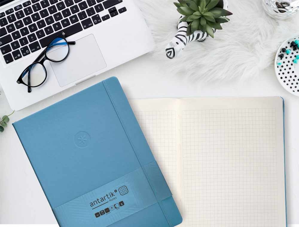 CUADERNO CON GOMILLA ANTARTIK NOTES TAPA DURA A4 HOJAS CUADRICULA AZUL CLARO 100 HOJAS 80 GR FSC