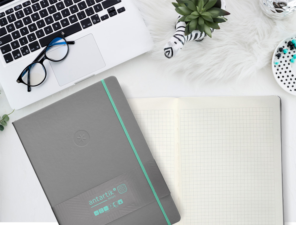 CUADERNO CON GOMILLA ANTARTIK NOTES TAPA DURA A4 HOJAS CUADRICULA GRIS Y TURQUESA 100 HOJAS 80 GR FSC