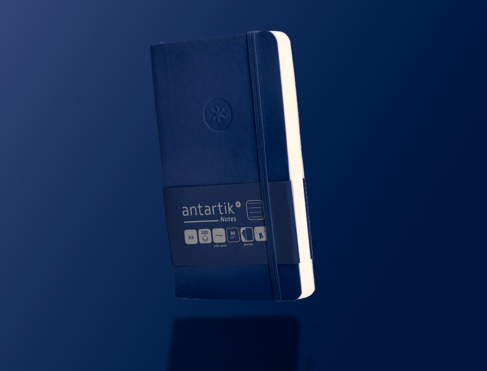 CUADERNO CON GOMILLA ANTARTIK NOTES TAPA BLANDA A6 RAYAS AZUL MARINO 100 HOJAS 80 GR FSC