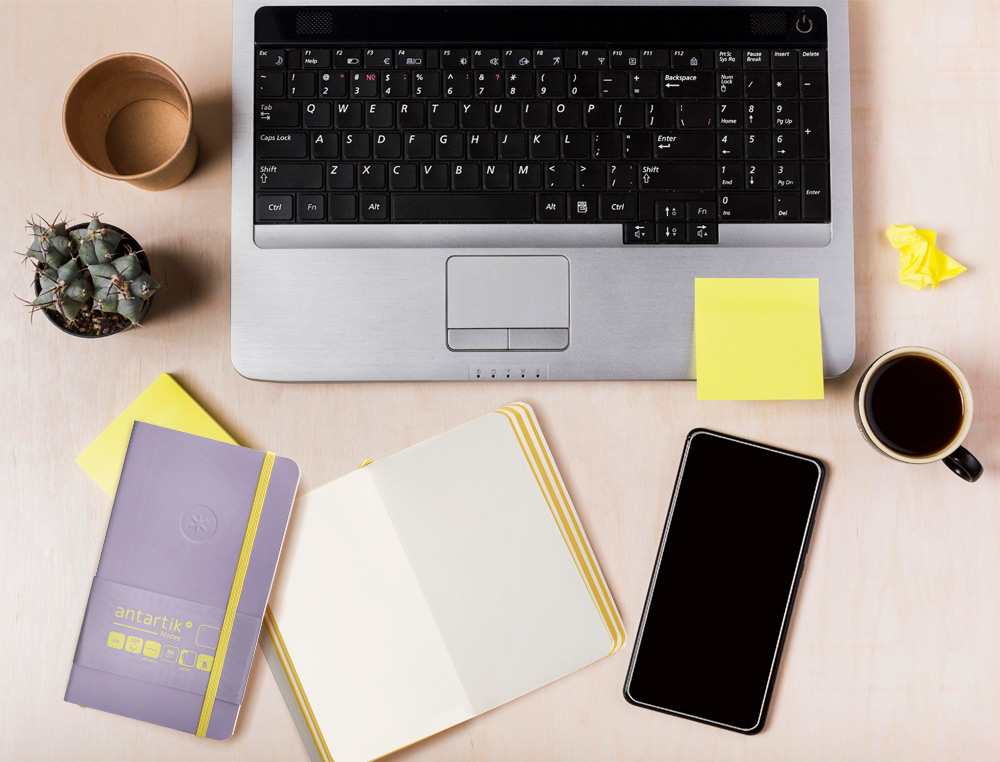 CUADERNO CON GOMILLA ANTARTIK NOTES TAPA BLANDA A6 HOJAS LISAS MORADO Y AMARILLO 100 HOJAS 80 GR FSC