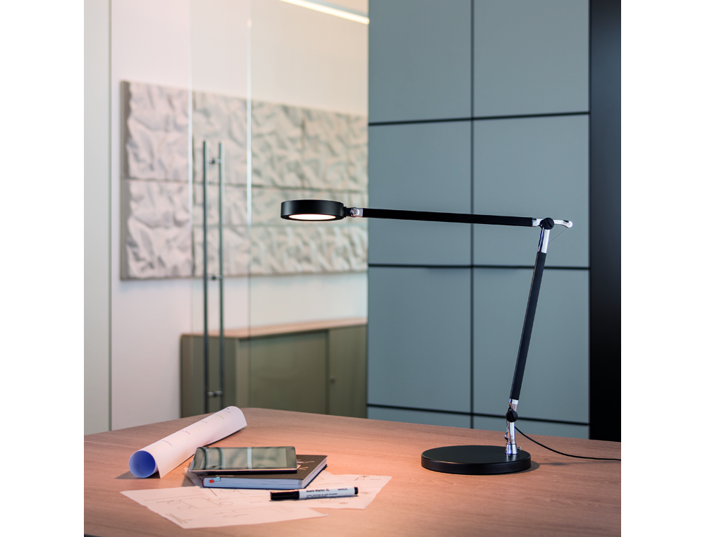 LAMPARA DE ESCRITORIO MAUL LED 5W 618LM LUZ AJUSTABLE PANEL TACTIL DOBLE BRAZO NEGRA