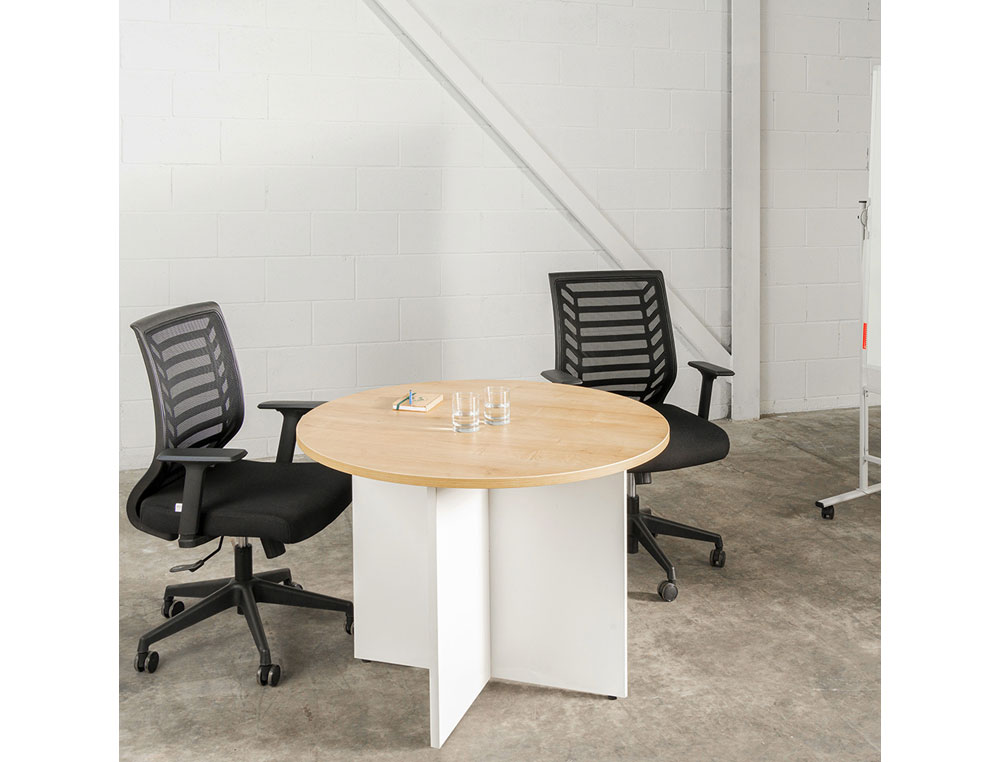 SILLA ROCADA DE OFICINA CON BRAZOS TAPIZADA EN TELA IGNIFUGA NEGRO Y RESPALDO DE MALLA NEGRO